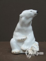 Скульптура "Белый медведь сидящий"